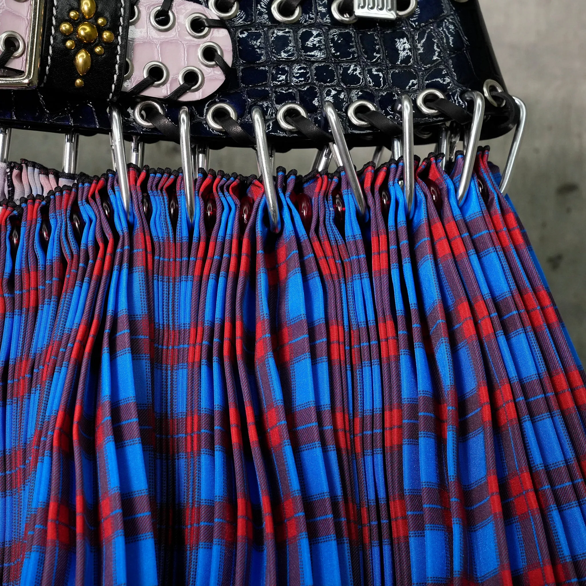 POMMEL MINI CARABINER SKIRT / MULTI